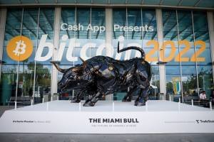 O Miami Bull, uma estátua de 11 pés e 3.000 libras, fora do Miami Beach Convention Center durante a conferência Bitcoin 2022 em Miami, Flórida, EUA