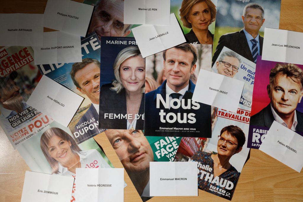 Le Pen e Macron (ao centro): disputa acirrada (Thierry Monasse/Getty Images)