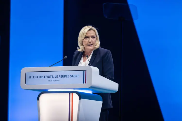 Marine Le Pen, líder do partido Reagrupamento Nacional, fala durante uma reunião em Perpignan, França, na quinta-feira, 7 de abril de 2022.  (Louise Delmotte/Getty Images)