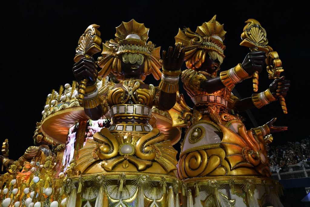 Carnaval: desfile de SP tem presidente virando jacaré e tom político