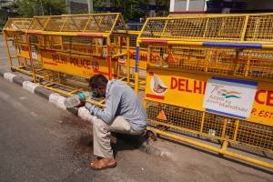 Um motorista de riquixá toma água em um dia quente de verão em Nova Délhi, Índia, em 30 de abril de 2022