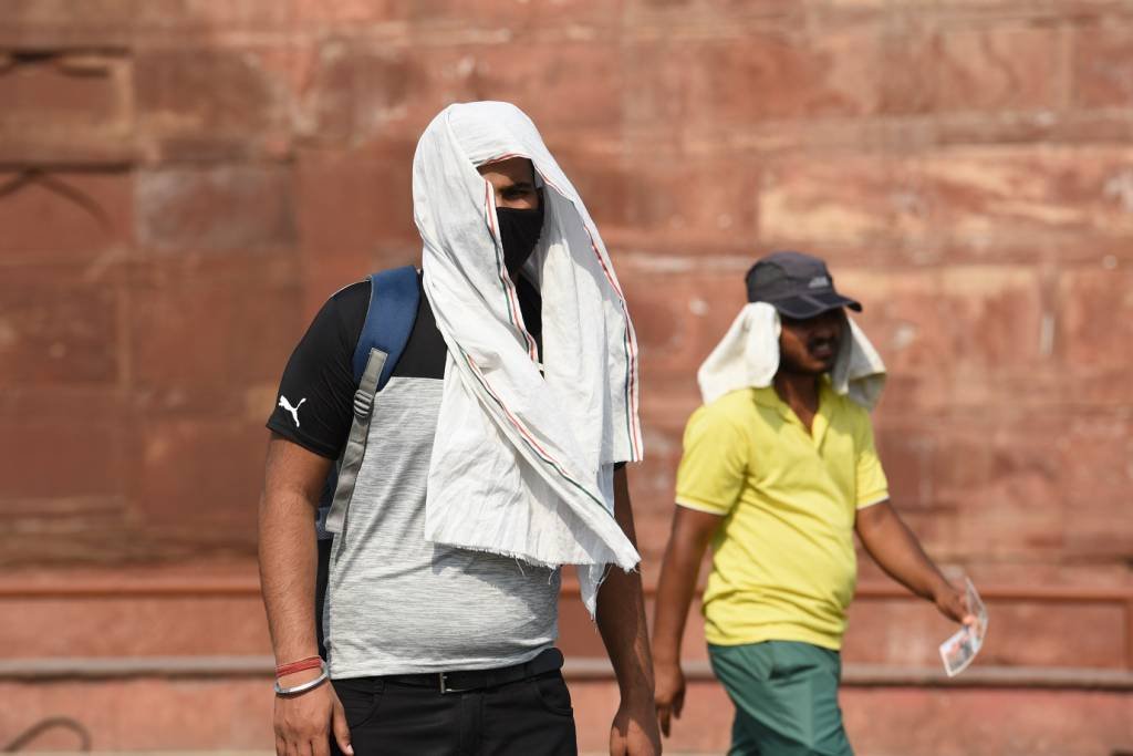 Pessoas em um dia quente de verão em Nova Délhi, na Índia (Sanchit Khanna/Hindustan Times/Getty Images)