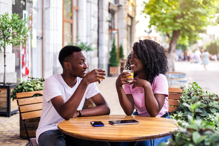 Quando se trata do tipo de encontro preferido dos paulistanos, a maioria prefere levar o par para um jantar casual. (Evgeniia Siiankovskaia/Getty Images)