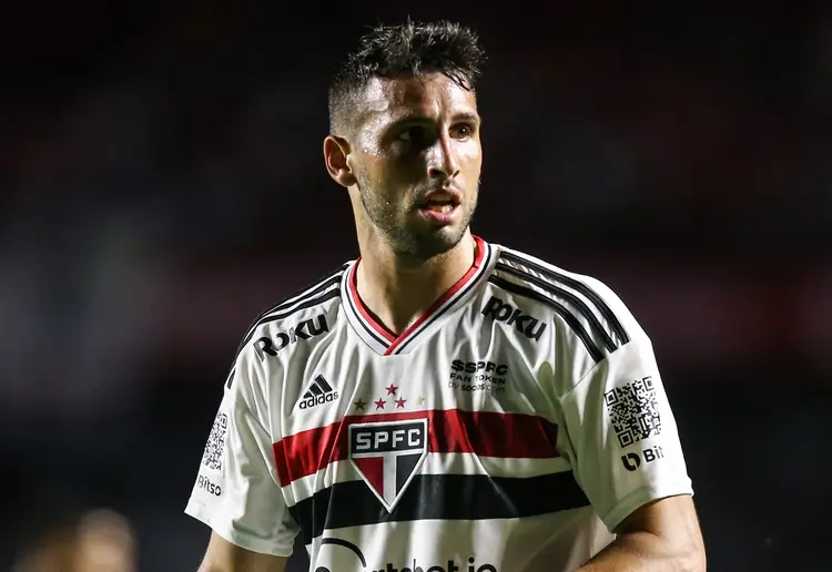 SAO PAULO, BRAZIL - MARCH 10: Calleri of Sao Paulo looks on during a match between Sao Paulo and Palmeiras as part of Campeonato Paulista 2022 at Morumbi Stadium on March 10, 2022 in Sao Paulo, Brazil. (Photo by Alexandre Schneider/Getty Images) (Alexandre Schneider/Getty Images)