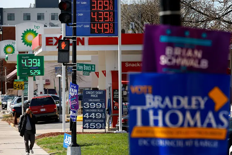 Posto de combustível em Washington, DC: inflação americana alta pode contratar recessão global (Chip Somodevilla/Getty Images)