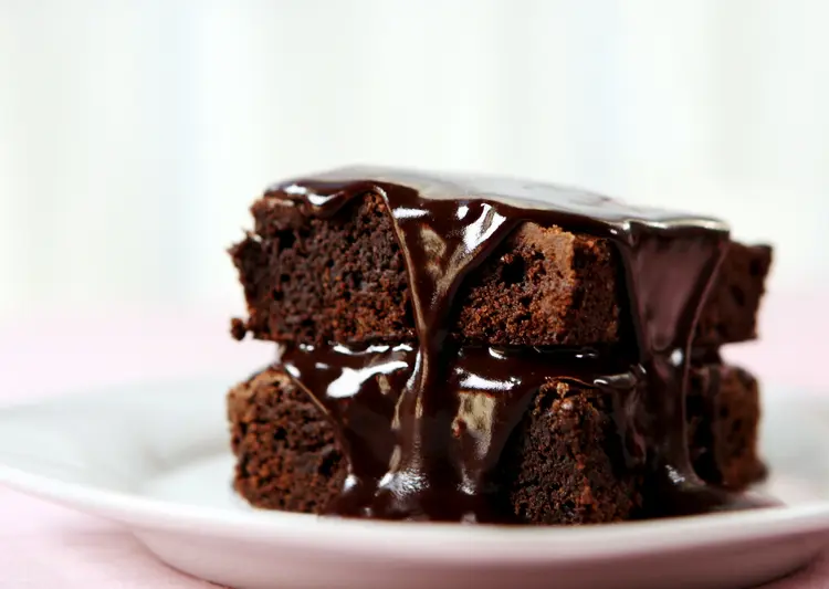 Brownie de chocolate com cobertura de brigadeiro de café. (kirin_photo/Getty Images)