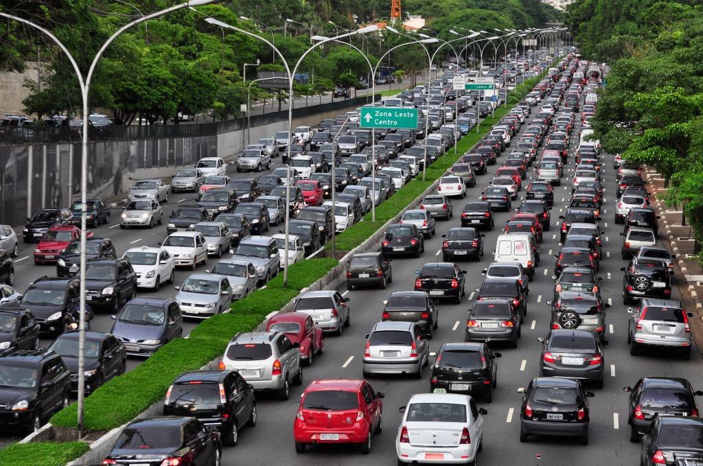 Mais de 870 mil carros devem deixar São Paulo no feriado de amanhã