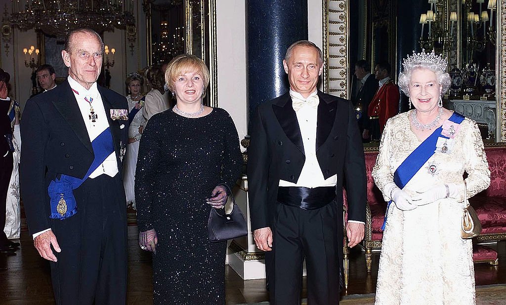 Putin e a ex-esposa Lyudmila Putina, ao lado da rainha Elizabeth II e do duque de Edimburgo: a ex-mulher é mãe das duas filhas conhecidas do presidente russo (Anwar Hussein/Getty Images)