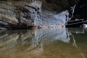 Grupo de turistas entra em caverna somente com celulares e desaparece em Goiás