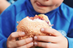 Tarifaço faz hamburguer americano ficar mais caro e aumenta consumo de carne brasileira; entenda
