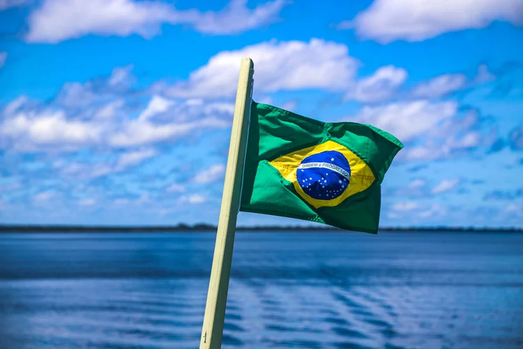 Bandeira do Brasil no rio Negro (Leandro Fonseca/Exame)