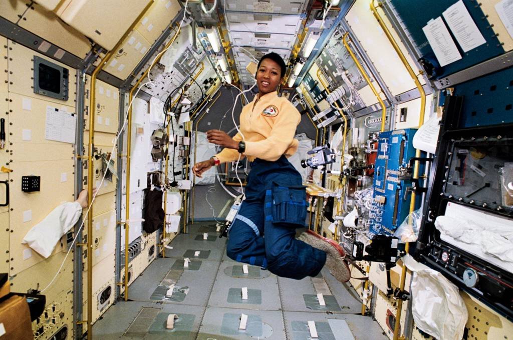 Aastronauta da Nasa, Mae Jemison, durante missão STS-47