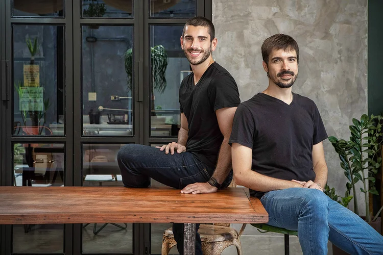 Caio Simi e Fernando Hargreaves, CEO e COO da Orbit Data Science: algoritmos para analisar grandes volumes de dados produzidos na internet (Daniel Teixeira/Divulgação)