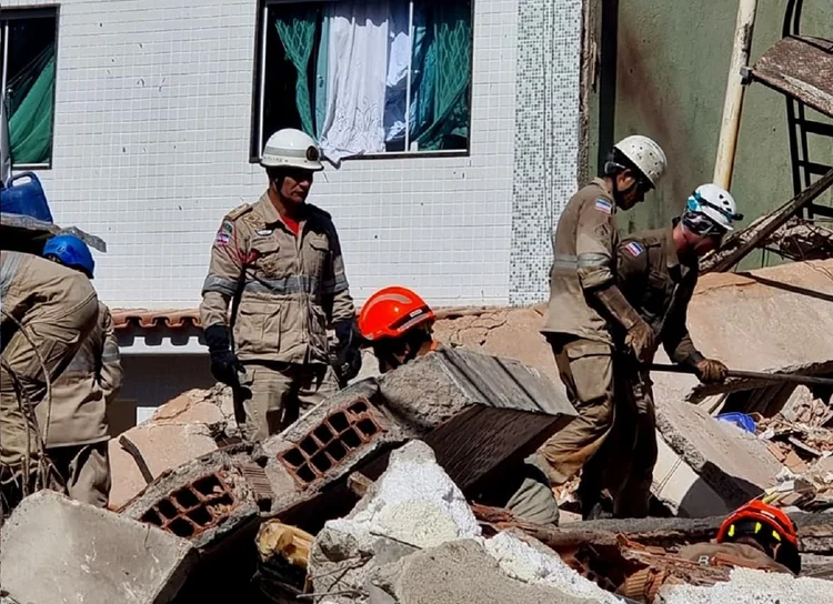 Prédio: O Corpo de Bombeiros informou que o trabalho é realizado prioritariamente de forma manual, pois o maquinário pesado colocaria a vida das vítimas em risco. (Corpo de Bombeiros Militar/Divulgação)