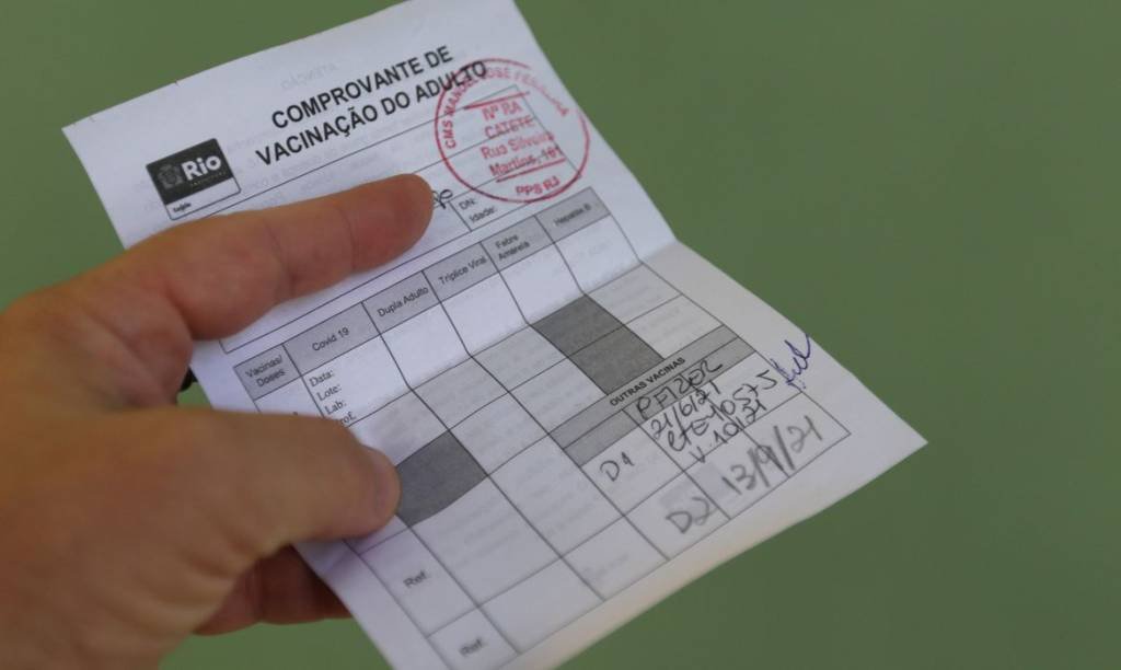 Cobrança de 'passaporte da vacina' falha em entradas do Sambódromo