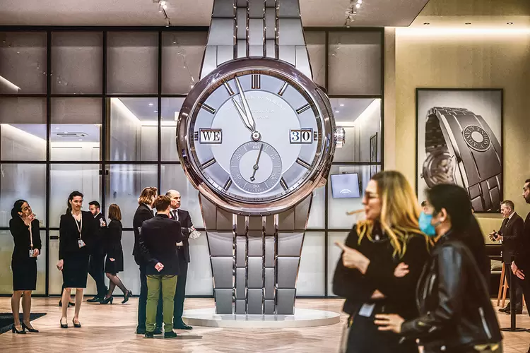 Estandes da A. Lange & Söhne no salão Watches & Wonders: lançamentos vistos por 350 milhões de pessoas e 800.000 posts nas redes (Fabrice Coffrini/Getty Images)