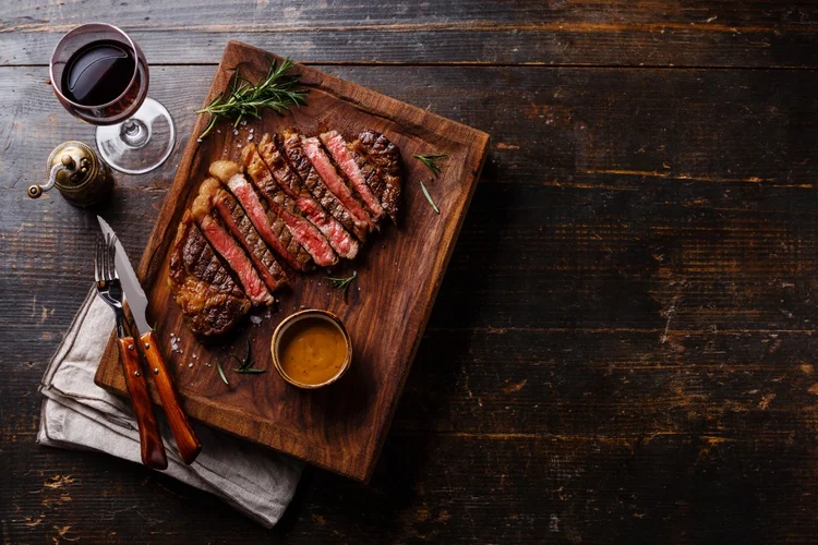 Vinho e churrasco: aprenda a harmonizar com os rótulos ideais.  (iStock/Getty Images)