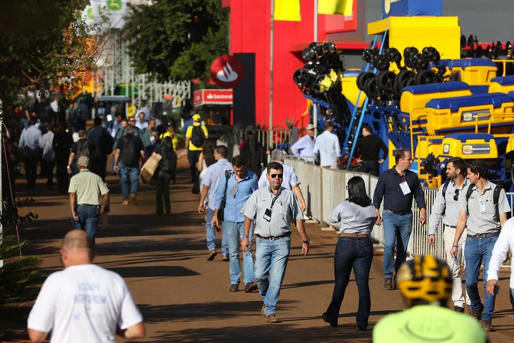 Maior feira do agronegócio tem trator gigante e máquinas que custam mais de R$ 2,5 milhões (divulgação/Divulgação)