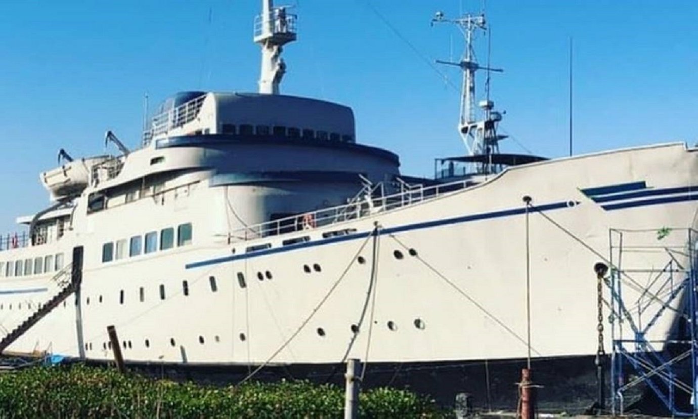 Americano compra navio dos classificados e descobre que era cenário de 007