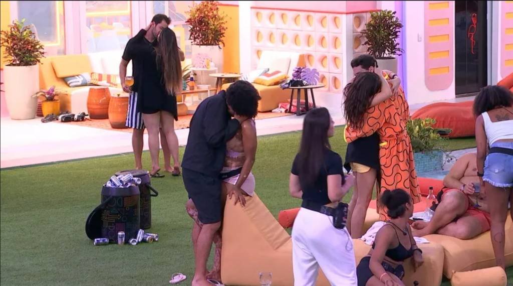 beijos-bbb Casais do BBB 22 se beijando no pátio da casa