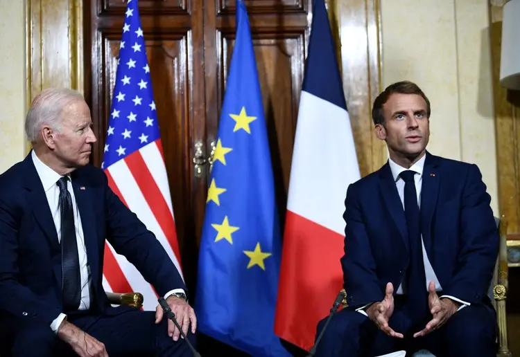 Presidente dos Estados Unidos, Joe Bonde, e o presidente da França, Emmanuel Macron (BRENDAN SMIALOWSKI/AFP/Getty Images)