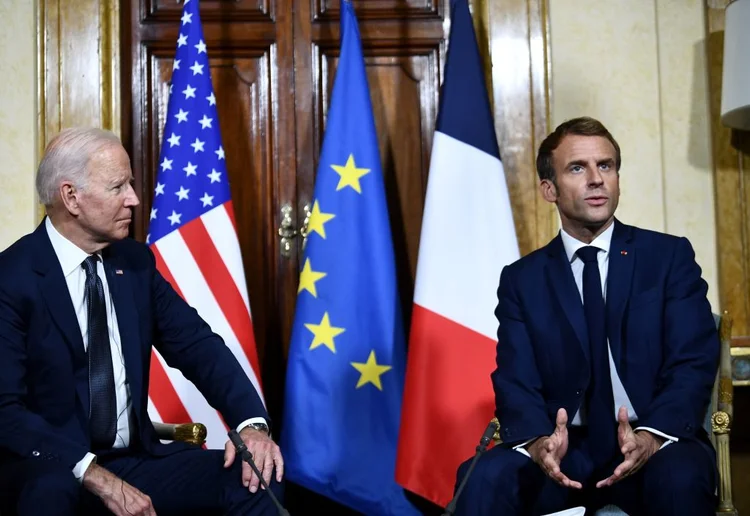 Presidente dos Estados Unidos, Joe Bonde, e o presidente da França, Emmanuel Macron (BRENDAN SMIALOWSKI/AFP/Getty Images)