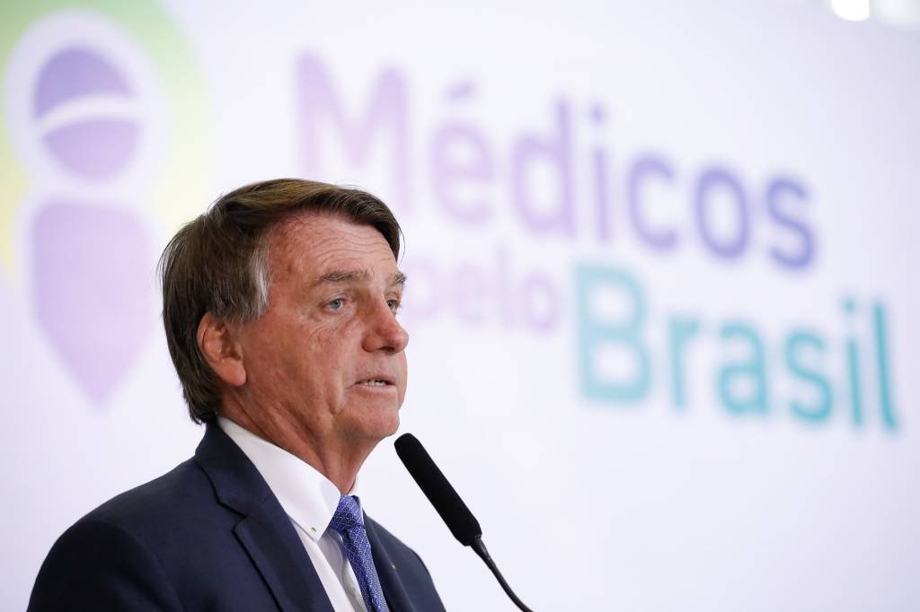 Bolsonaro tenta reverter crise com PF por pressão salarial