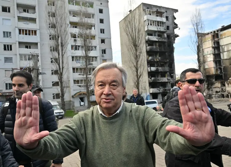 António Guterres, secretário-geral da ONU, em visita à Ucrânia nesta quinta-feira (Sergei SUPINSKY/AFP)