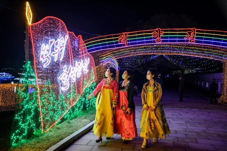 As festividades para celebrar o 110º aniversário de Kim Il Sung em Pyongyang, Coreia do Norte (KIM Won Jin/AFP)