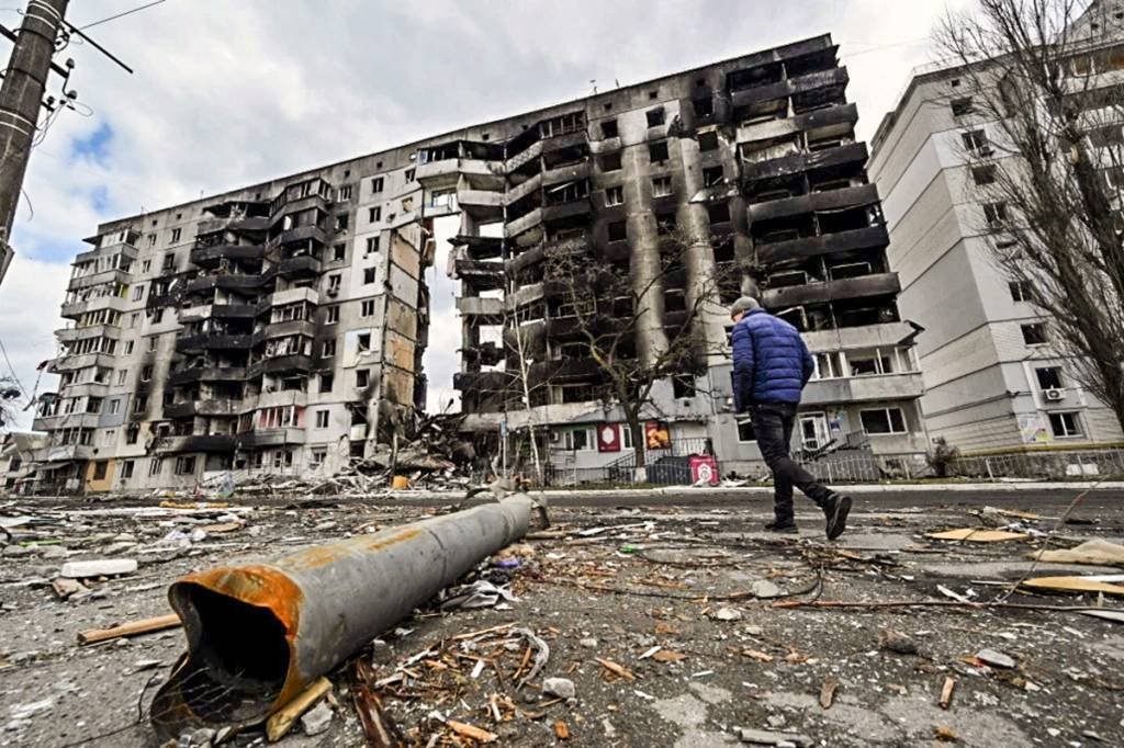 Kiev: um dos mísseis caiu em um parque de brinquedos próximo, aparentemente sem causar vítimas (Sergei SUPINSKY/AFP)