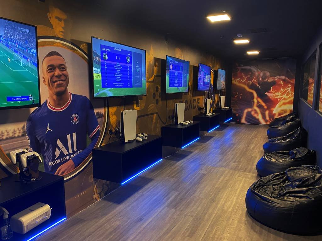 Sala gamer da SAGA com PlayStation 5