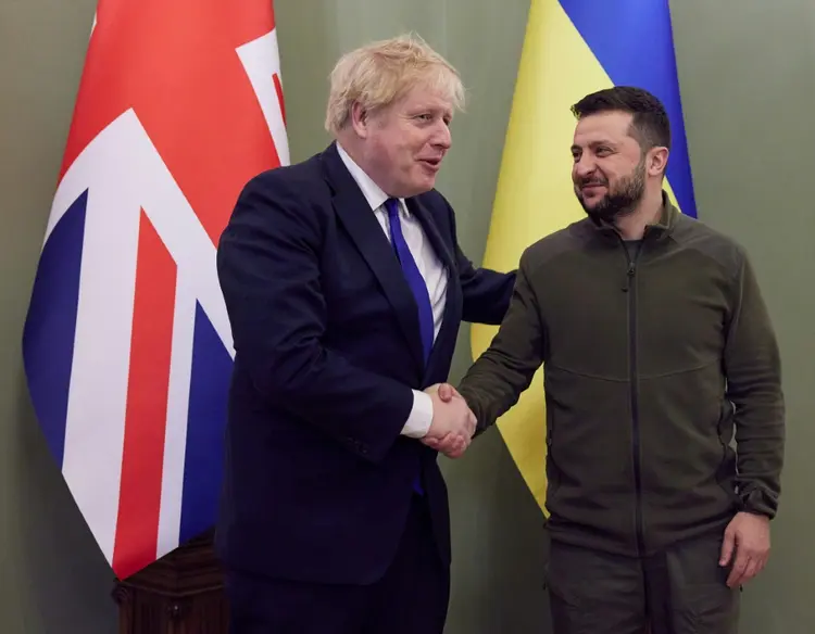 Johnson e Zelensky: em visita à Kiev, Johnson oferece mais ajuda militar à Ucrânia e classifica como maior façanha bélica do século a retirada das tropas russas de Kiev pelos ucranianos (AFP/AFP)