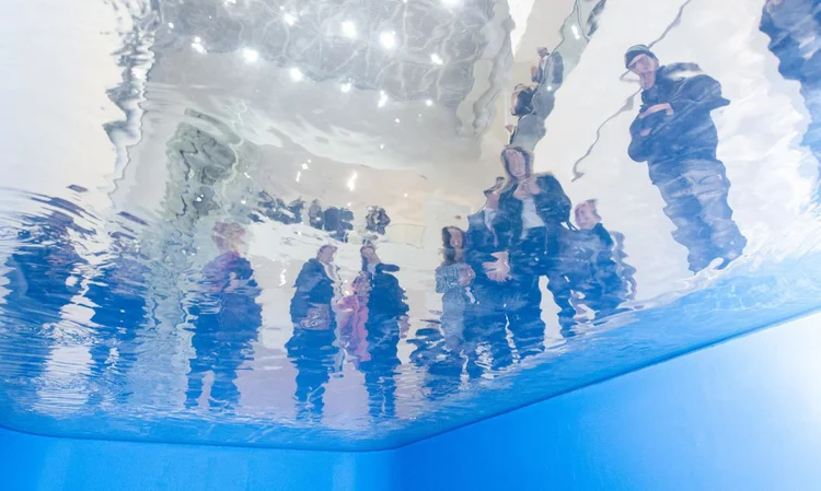 Exposições: a obra de Leandro Erlich que mais chama atenção é uma piscina onde os visitantes ficam submersos, sem se molhar.  (Agência Brasil/Reprodução)