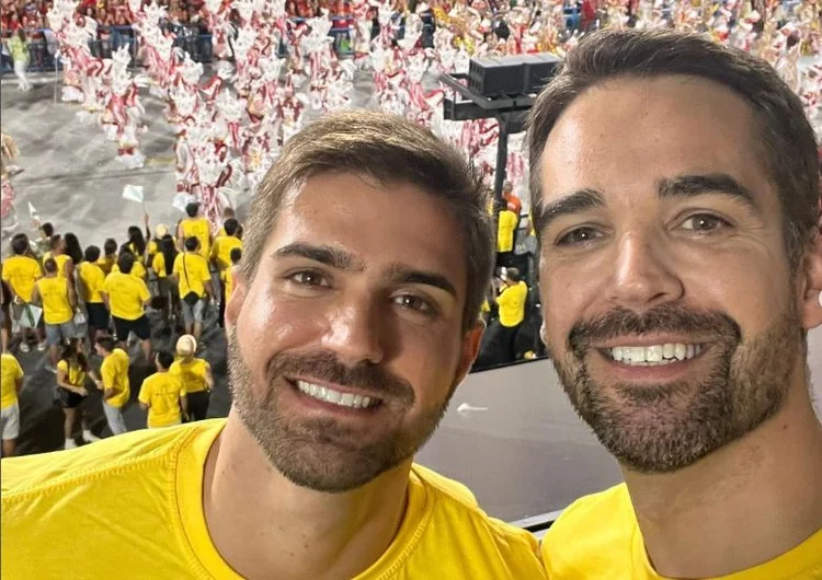 Eduardo Leite (à direita), e o namorado, o médico Thalis Bolzan: o casal esteve na Marques de Sapucaí, no Rio de Janeiro. (Instagram/Reprodução)