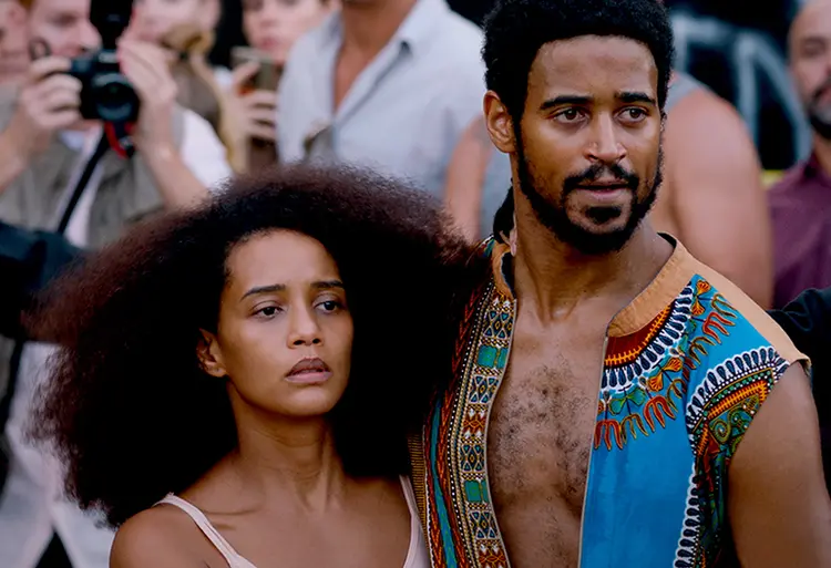 Alfred Enoch e Taís Araújo: longa imagina uma realidade em que negros são expulsos do país (Foto/Divulgação)