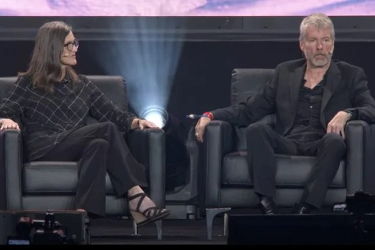 Michael Saylor e Cathie Wood na Conferência Bitcoin 2022 (Bitcoin 2022/Reprodução)