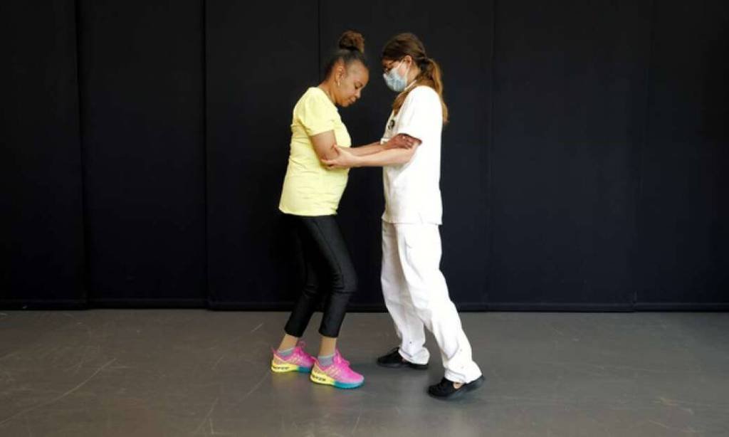 Paciente faz fisioterapia para melhorar capacidade de andar (EPFL/Jimmy Ravier/Reprodução)