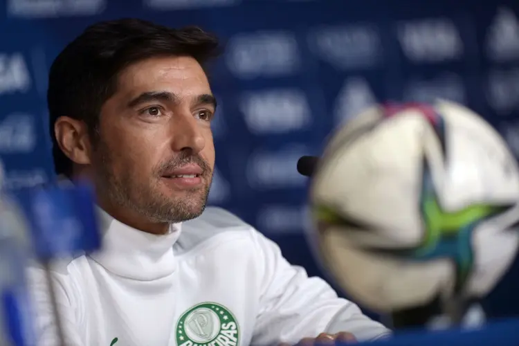 Abel Ferreira: técnico do Palmeiras arrancou celular da mão de repórter (Tullio Puglia - FIFA / Colaborador/Getty Images)