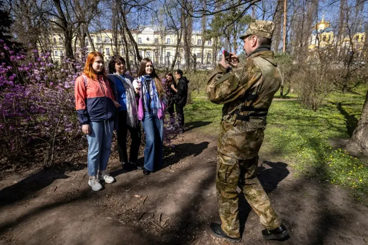 Parque Fomine, em Kiev: soldado ucraniano tira foto da família em dias de calmaria na capital ucraniana (FADEL SENNA/AFP)