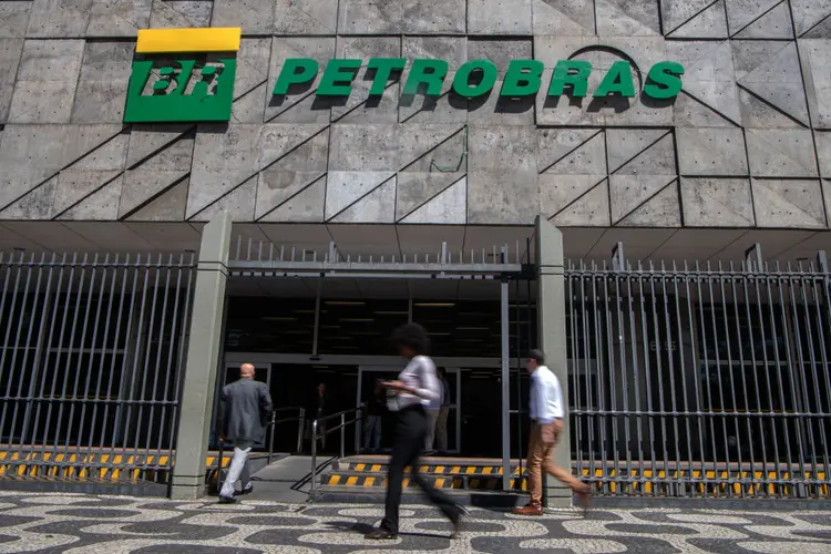 Petrobras: botijão de gás tem preço para distribuidoras reduzido em 5,28% (MAURO PIMENTEL/AFP/Getty Images)