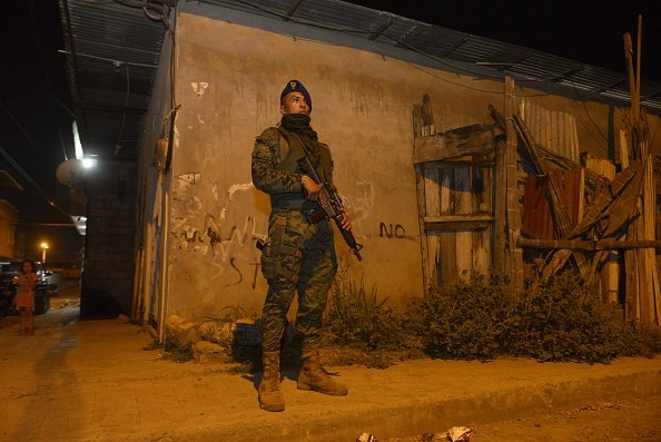 Policial na provîncia de Guayas, no Equador: país decretou emergência por narcotráfico (Marcos Pin/AFP via Getty Images/Getty Images)