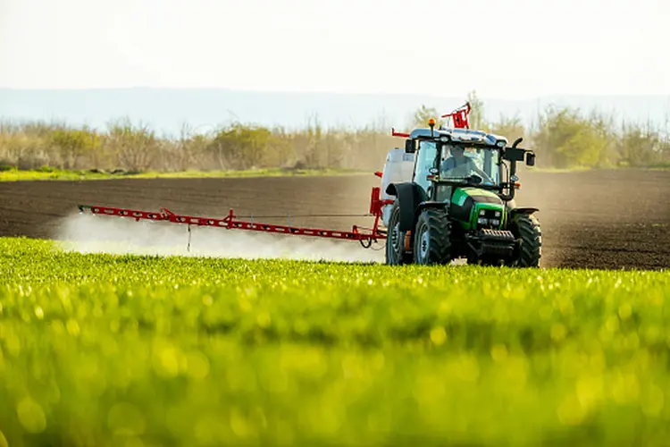Pulverização com fertilizantes no campo (Getty Image/Getty Images)
