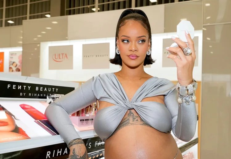 Segundo a Forbes, a fortuna de Rihanna está avaliada em R$ 8.1 bilhões (Kevin Mazur/ Fenty Beauty by Rihanna)/Getty Images)