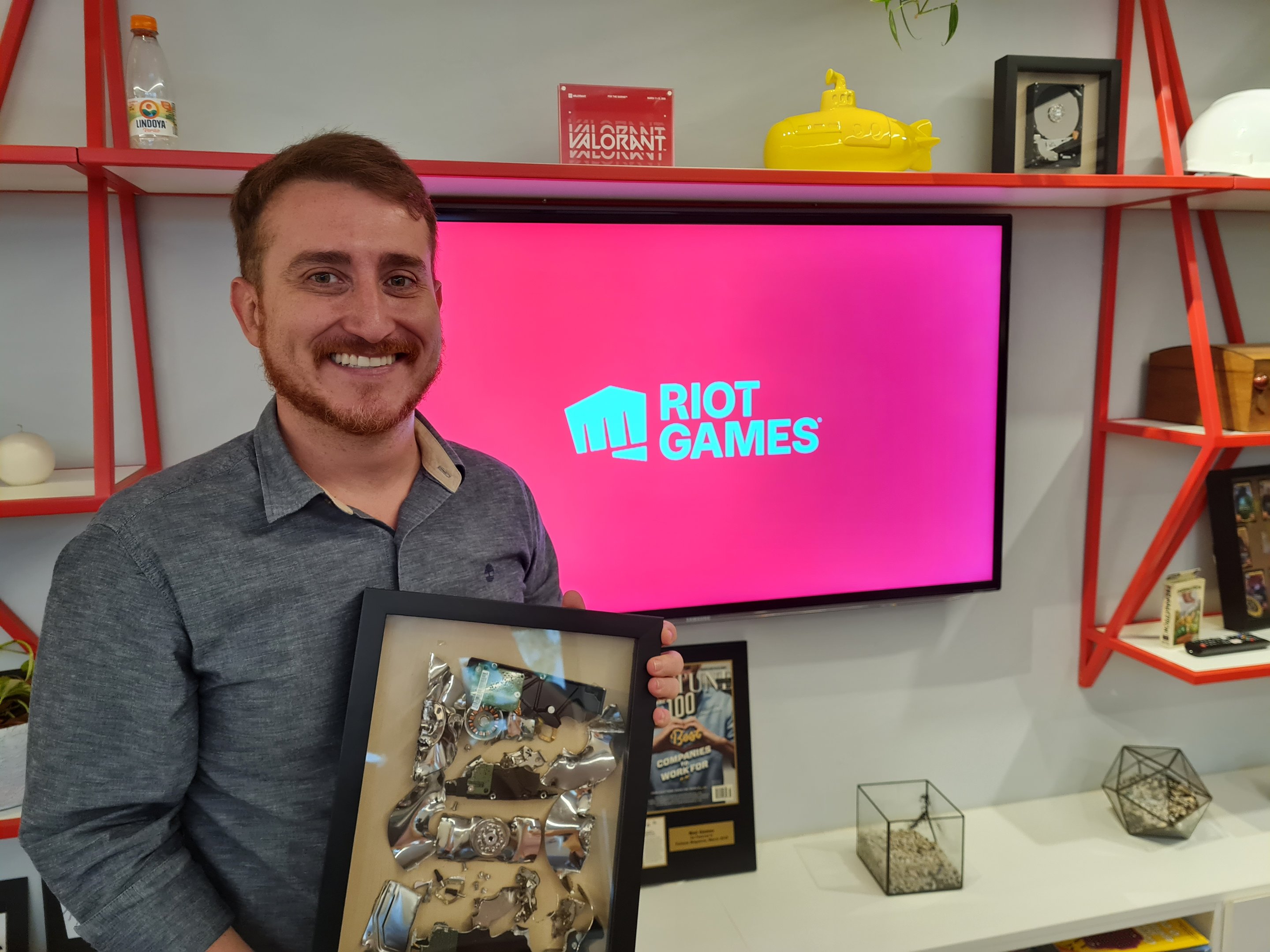 Diego Martinez, general manager da Riot no Brasil, segura o primeiro servidor da empresa no país Diego Martinez, general manager da Riot no Brasil, segura o primeiro servidor da empresa no país