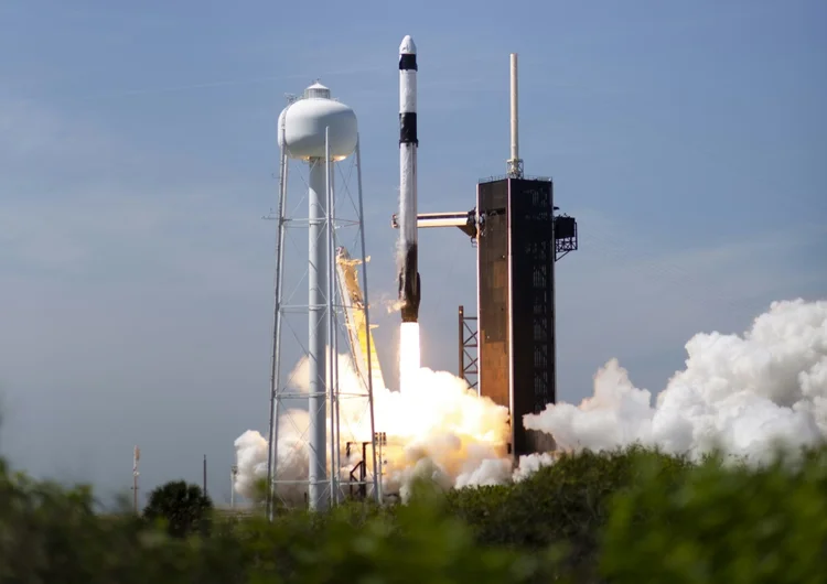 Foguete SpaceX Falcon com a cápsula Crew Dragon Endeavor decolou do Centro Espacial Kenedy para a primeira missão espacial totalmente privada, em 8 de abril de 2022 (Issam AHMED / © Agence France-Presse/AFP)