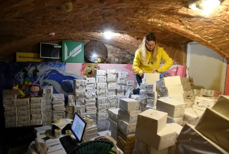 A ucraniana Romana Iaremyn mostra os livros resgatados: leitura em meio à guerra (AFP/AFP)