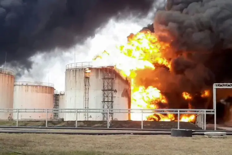 Imagem de vídeo divulgado pelo ministério russo de Situações de Emergência mostra incêndio em depósito de combustível em Belgorod (Ministério russo de Situações de Emergência/AFP)