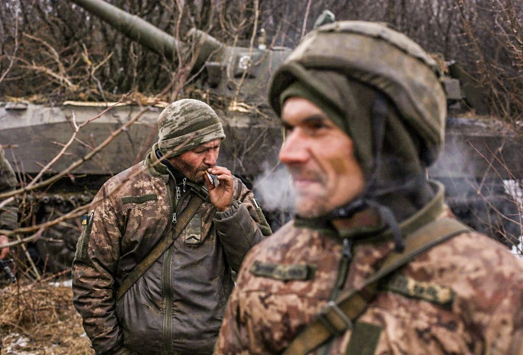 Militares ucrânianos guardam posição no front na região de Luhansk, no leste do país, em 2 de março de 2022: ofensiva russa no leste