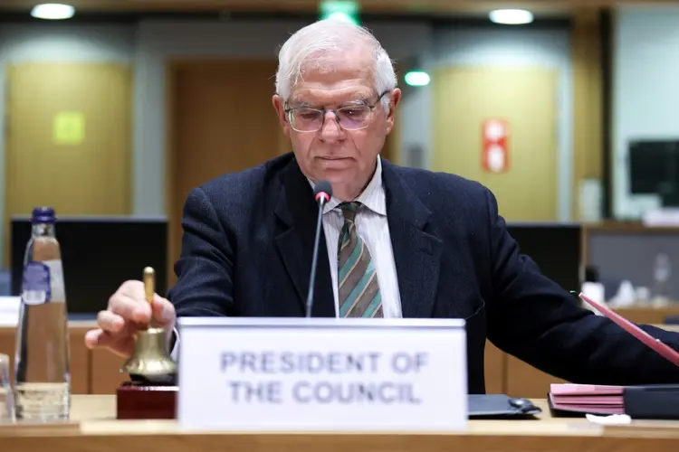 Josep Borrell toca o sino para iniciar a reunião do Conselho de Relações Exteriores da UE, em 21 de março de 2022 em Bruxelas

 (AFP/AFP)