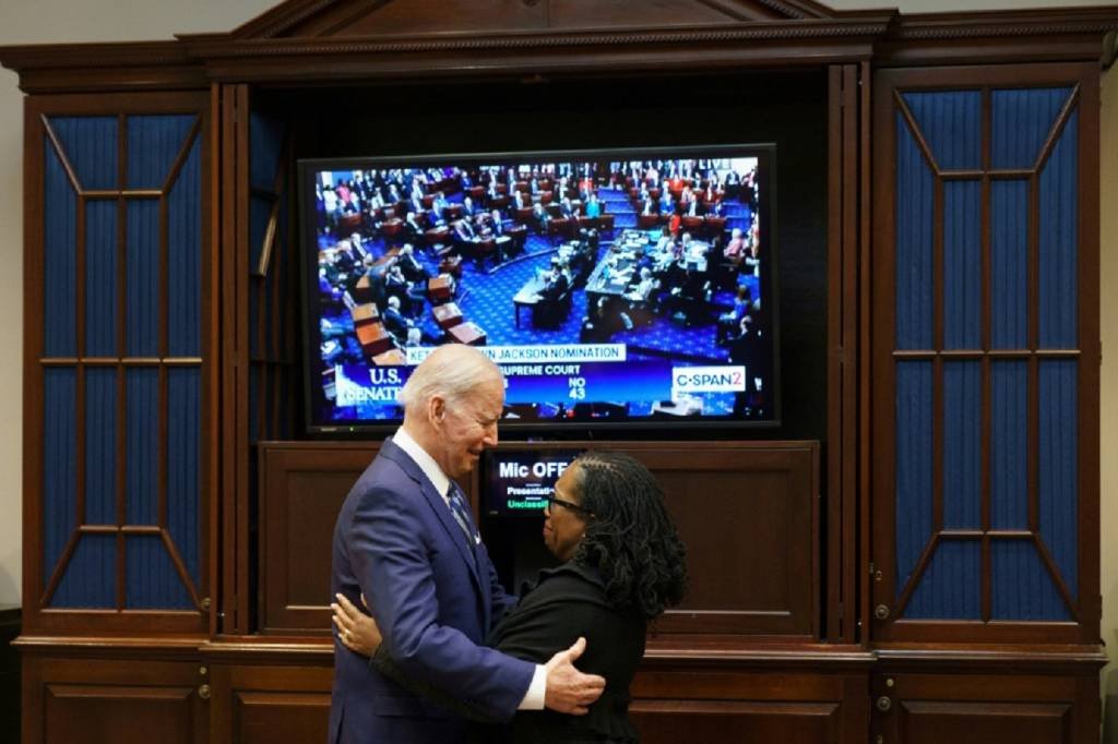 O presidente Joe Biden e a juíza Brown Jackson comemoram a confirmação pelo Senado, em 7 de abril de 2022, em Washington (AFP/AFP)